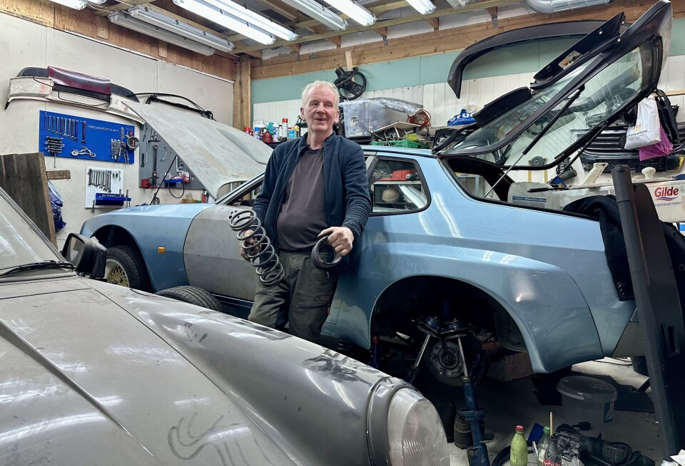 FJÆR I HATTEN: Ketil Kreybu deler humørfylt kunnskap i den private sfæren blant medlemmene av Boxer car club.