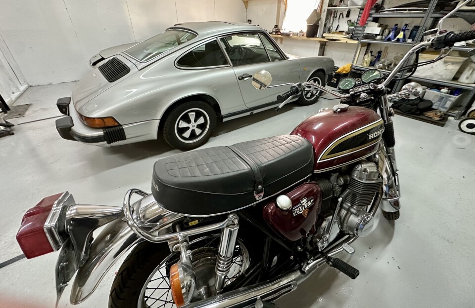 BESTEVENNER: En velstelt 911 står og samtaler med en Honda CB 750 K6.