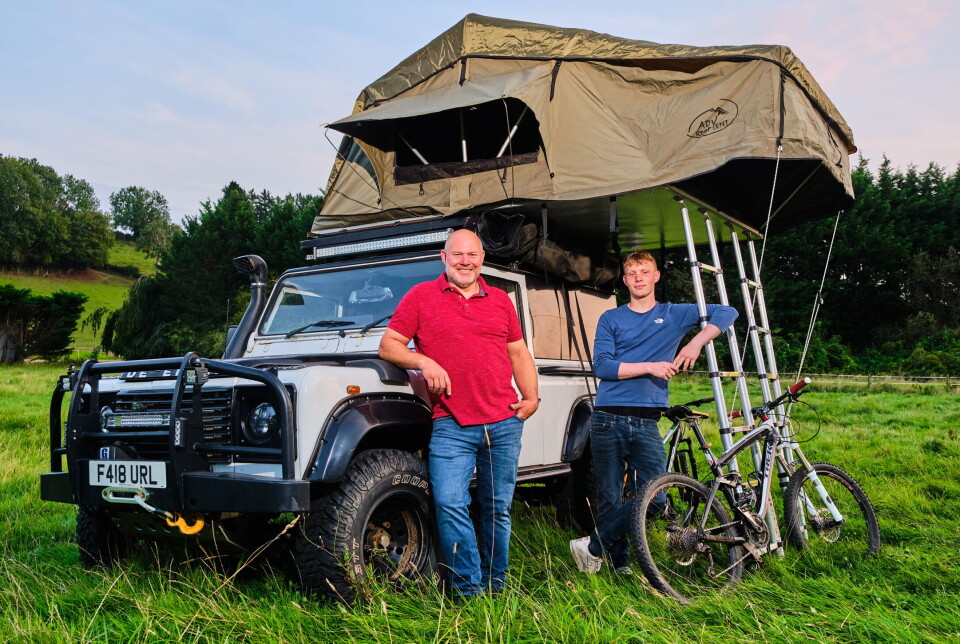 BOBIL-ALTERNATIV: Thomas Parkes og sønnen Oliver i ADV Roof Tents mener taktelt er mer spennende enn bobilplast-palasser.