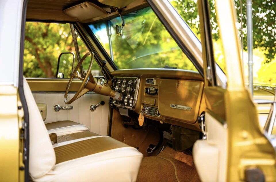 INNEDAG: At pickuper er USAs mest alminnelige kjøretøytype, synes ikke særlig her. Chevrolet C20 Skylounge er en spesiell «Jubilee»-versjon i gullnyanse. Foto: BRING A TRAILER