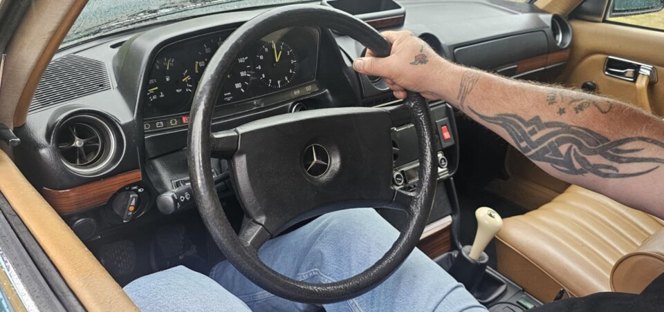 HJEMME: Mercedes W123 er kjent for klassisk, rent interiør uten overflødigheter. Rune Einemo har kjørt mer Mercedes enn kanskje noen nordmann. Foto: JOHANNES EINEMO