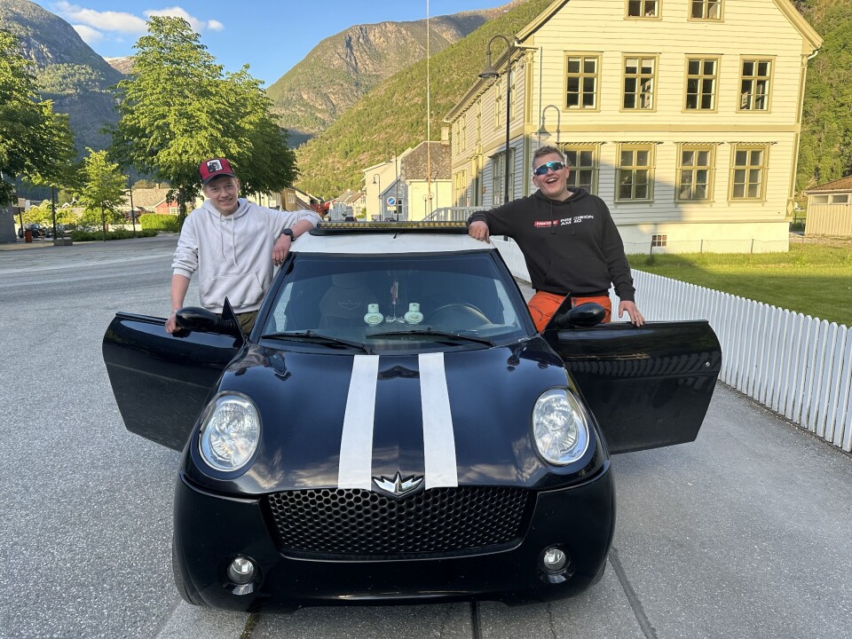 RETT PÅ SAK: Den som ikke hører at Ådne Fossen Bjørkum og Vegard Horge er på vei, bør skru opp høreapparatet. Lydanlegget i bagasjen koster muligens mer enn bilen. Foto: KARL EIRIK HAUG