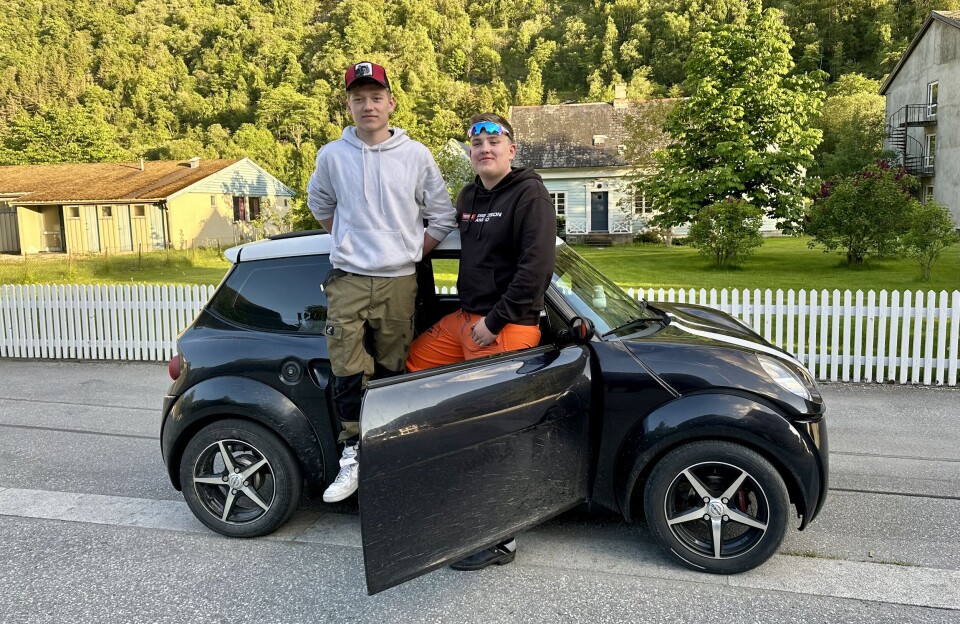 PYNTER OPP: Den franske mopedbilen Chätenet har bare to sitteplasser, som er akkurat passe for kameratene Ådne Fossen Bjørkum og Vegard Horge. Foto: KARL EIRIK HAUG