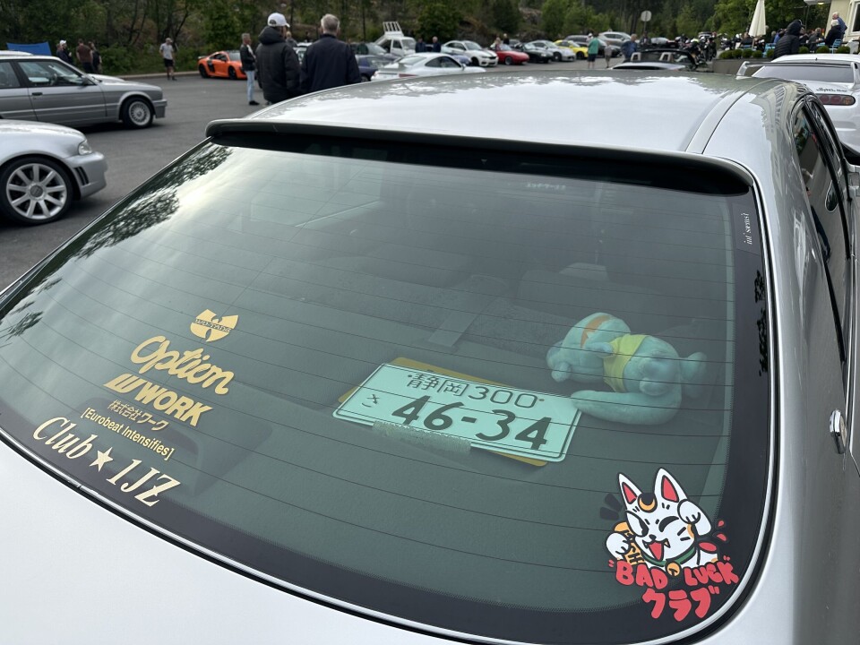 TREFFSIKKER: Japansk-europeisk biltreff på Tyrigrava langs Gamle Mossevei sør for Oslo har besøk av denne massive Toyota Crown Athlete.