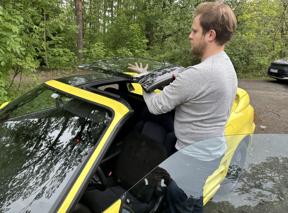 TAKRAS: Sportsbil-fenomenet Toyota MR2 blir noe i nærheten av en cabriolet år Halvor Helgerud fjerner de to takplatene.