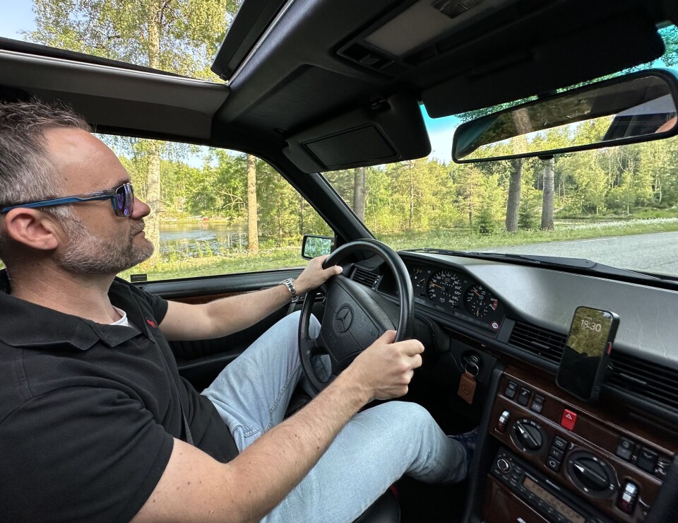 SLUGGER: Thomas Kristiansen skjøtter et sjeldent pent eksemplar av en sjeldent gøy Mercedes E500.