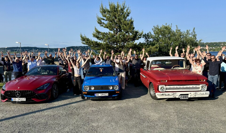KONTRASTFYLT: En kliss ny Mercedes AMG GT, VW Golf fra 1980-tallet og 62 år gammel Chevrolet C10 pickup er blant kveldens ytterpunkter. De ansatte i Bertel O. Steen løfter lydig hendene i været på fotografens kommando.