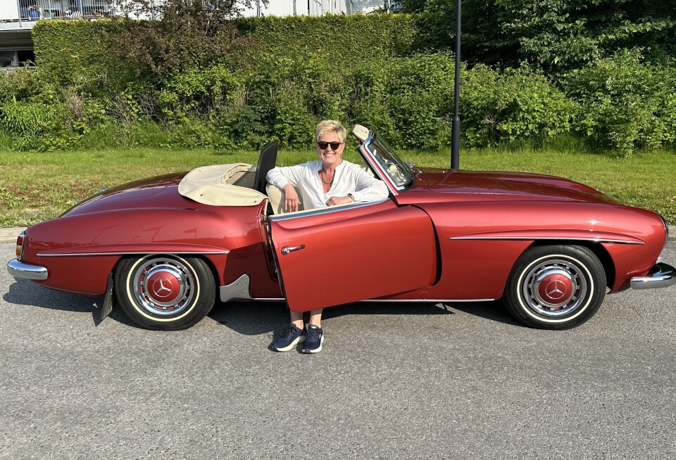 INNAFOR: Irene Schwabe tester komforten i Tom Skarets stramme, strøkne Mercedes SL.