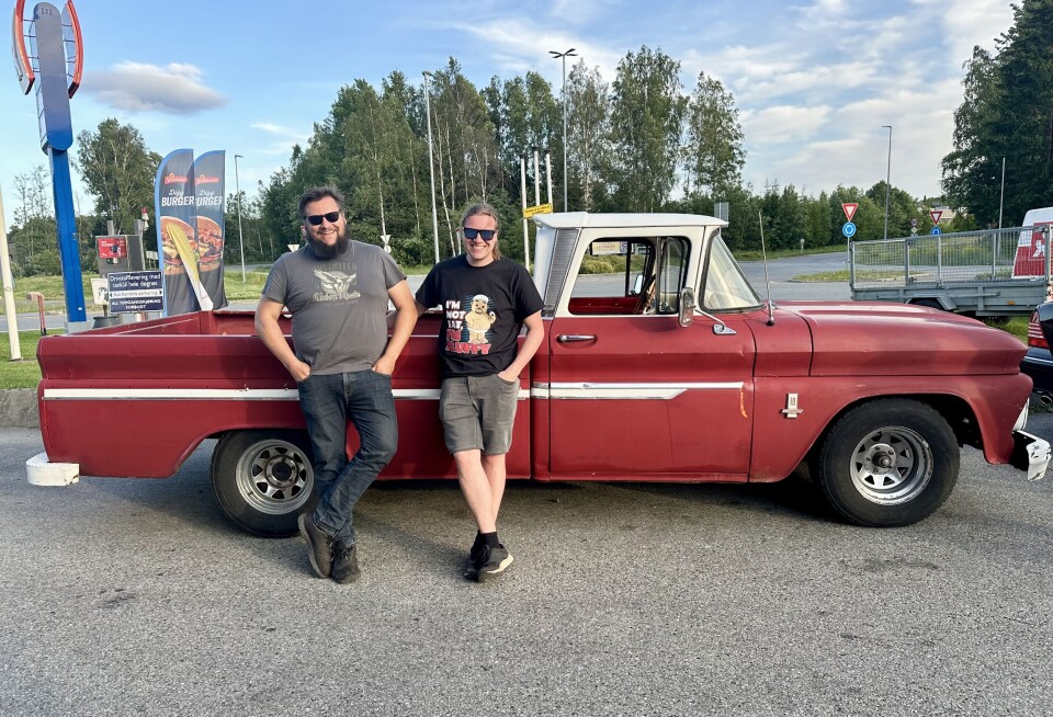 EN PLAN FOR ALT: Stian Sørlie og bror Robin Sørlie Sollien har Chevrolet C10 fra 1963, med bilturens eneste lasteplan.