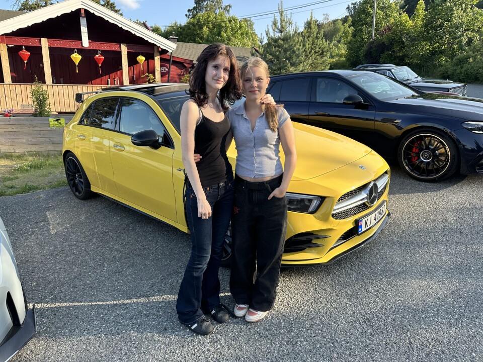 GUL FARE: Sam Thomstad og Ingrid Mathilde Spydevold vokter en fullrigga Mercedes A-klasse.