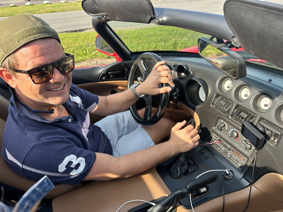 SLANGEBILEN: Kia superselger Alexander Øverdal og sønnen manøvrerer Dodge Viper med overbevisning på veiene på Hurumlandet.