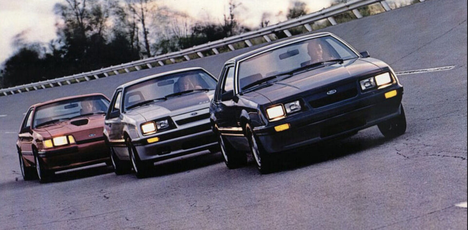 TRIO MED TRØKK: Ford Mustangs fasong slektet på europeiske Ford Escort, bare med mer fryktinngytende oppsyn.