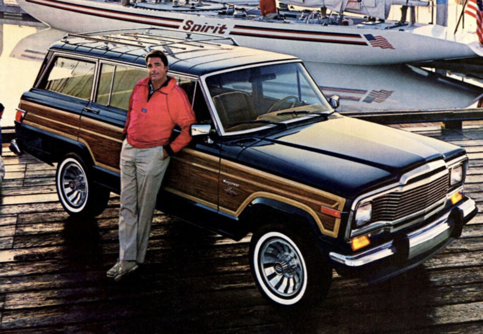 LANDYACHT: Båtvante vil føle seg hjemme ombord i Jeep Grand Wagoneers ustø kjøreopplevelse. Her med karslig bryggestemning fra en av brosjyrene.