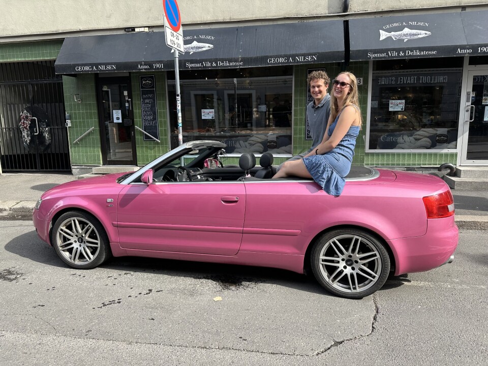 ROSA PANTER: Maja Smestad Paulsen og Simen Bergene har Bogstadveiens eneste rosa badekar.