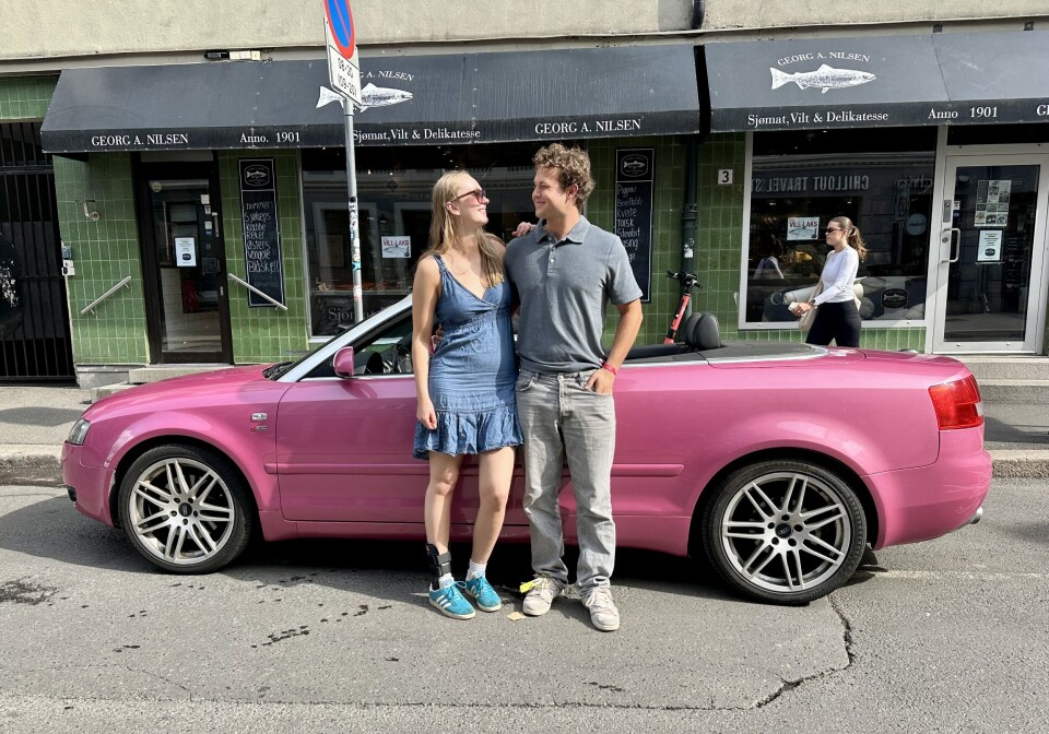 ROSA STIL: Maja Smestad Paulsen er eneste i landet som egenhendig har omlakkert en Audi cabriolet fra sølv til rosa. Her med kjæresten Simen Bergene.