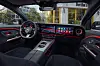 Interiør i elektrisk Mercedes-Benz GLA med digital skjerm, svart sportslig kupé og røde detaljer.